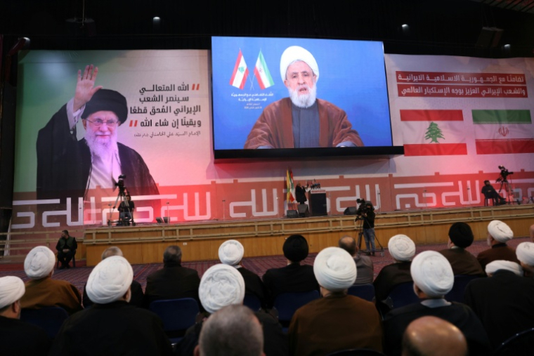 Des partisans du Hezbollah suivent un discours télévisé du chef du mouvement, Naim Qassem, en soutien à l'Iran, dans la banlieue sud de Beyrouth le 26 janvier 2026  ( AFP / Anwar AMRO )