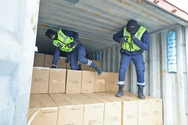 Des douaniers inspectent un conteneur maritime au port de Dunkerque, le 27 mars 2026 à Loon-Plage, dans le Nord ( AFP / Francois LO PRESTI )