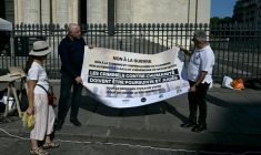 Des manifestants durant un rassemblement pour dénoncer le conflit en Iran, à Paris le 19 juin 2025 ( AFP / MARTIN LELIEVRE )
