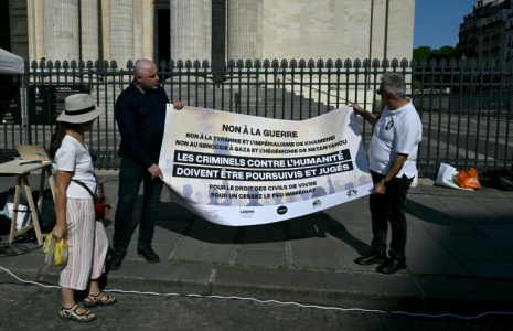 Des manifestants durant un rassemblement pour dénoncer le conflit en Iran, à Paris le 19 juin 2025 ( AFP / MARTIN LELIEVRE )