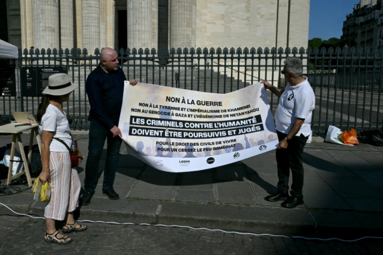 Des manifestants durant un rassemblement pour dénoncer le conflit en Iran, à Paris le 19 juin 2025 ( AFP / MARTIN LELIEVRE )