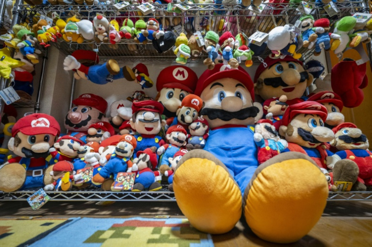 Des peluches de l'univers "Super Mario", le 19 août 2025 chez le collectionneur Kikai, à Mishima, au Japon ( AFP / Yuichi YAMAZAKI )