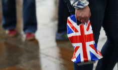 Une personne porte un sac plastique avec le drapeau britannique