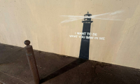 Une nouvelle œuvre de l'artiste de rue Banksy apparue sur la façade d'un immeuble à Marseille, le 30 mai 2025 ( AFP / Viken KANTARCI )