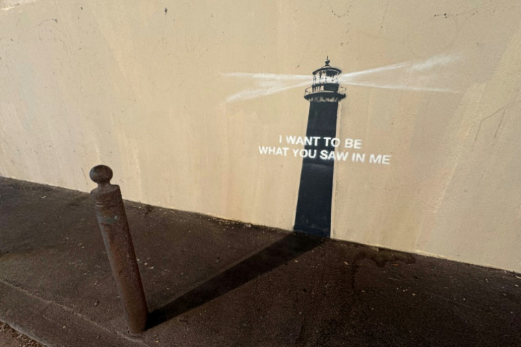 Une nouvelle œuvre de l'artiste de rue Banksy apparue sur la façade d'un immeuble à Marseille, le 30 mai 2025 ( AFP / Viken KANTARCI )