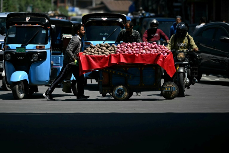 Un marchand pousse son chariot à Srinagar, le 12 mai 2025, à la frontière entre l'Inde et le Pakistan, où la vie a repris après le retour au calme à la frontière ( AFP / Sajjad HUSSAIN )