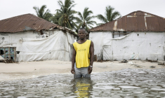 Le pêcheur Hassan Kargbo devant des cabanes de l'île de Nyangai, au large de la Sierra Leone, le 30 avril 2025 ( AFP / PATRICK MEINHARDT )