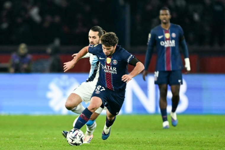 Le joueur du PSG Joao Neves à la lutte avec Vincent Marchetti, du PFC, au cours du derby de la capitale en Ligue 1 le 4 janvier 2026 au Parc des Princes ( AFP / Blanca CRUZ )