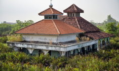 Une mosquée submergée  par la boue à Sidoarjo, en Indonésie, le 29 mai 2026 ( AFP / JUNI KRISWANTO )