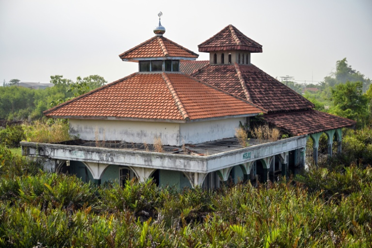 Une mosquée submergée  par la boue à Sidoarjo, en Indonésie, le 29 mai 2026 ( AFP / JUNI KRISWANTO )