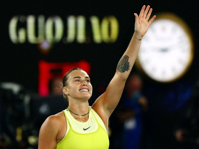 Tennis - Open d'Australie - Melbourne Park, Melbourne, Australie - La Biélorusse Aryna Sabalenka célèbre sa victoire en demi-finale contre l'Espagnole Paula Badosa.