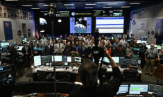 Le personnel de la Nasa pose pour une photo de groupe au centre de contrôle du centre spatial Johnson à Houston, Etats-Unis, le 6 avril 2026 ( AFP / RONALDO SCHEMIDT )