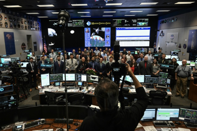 Le personnel de la Nasa pose pour une photo de groupe au centre de contrôle du centre spatial Johnson à Houston, Etats-Unis, le 6 avril 2026 ( AFP / RONALDO SCHEMIDT )