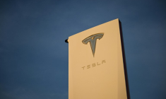 Le logo de Tesla sur un panneau à Hawthorne, en Californie, le 9 août 2022 ( AFP / Patrick T. FALLON )