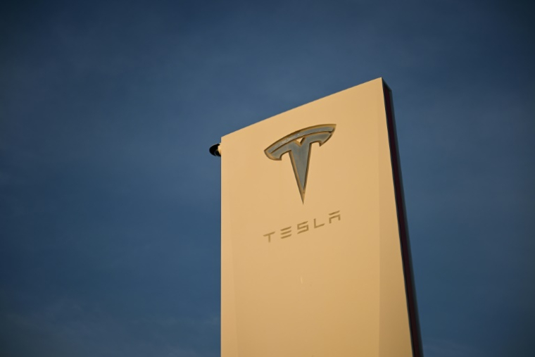 Le logo de Tesla sur un panneau à Hawthorne, en Californie, le 9 août 2022 ( AFP / Patrick T. FALLON )