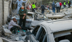 Des libanais sur le site d'une frappe aérienne israélienne dans le quartier de Bashoura à Beyrouth, le 18 mars 2026 ( AFP / ibrahim amro )