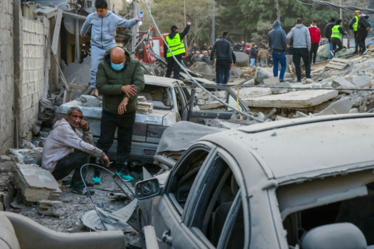 Des libanais sur le site d'une frappe aérienne israélienne dans le quartier de Bashoura à Beyrouth, le 18 mars 2026 ( AFP / ibrahim amro )