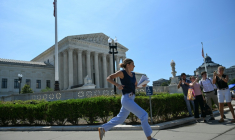 Une employée de médias court pour apporter les décisions de la Cour suprême des Etats-Unis, à Washington le 30 juin 2026 ( AFP / Alex WROBLEWSKI )