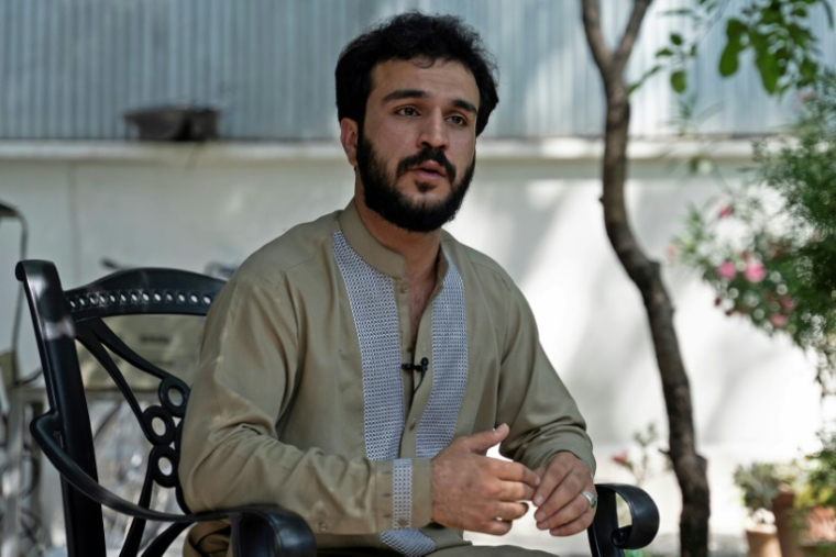 Zakir Anwari, dont le frère Zaki a été écrasé en 2021 sur le tarmac de l'aéroport de Kaboul par un avion de l'armée de l'air américaine alors qu'il tentait de fuir la capitale tombée aux mains des talibans, le 11 juin 2025 lors d'un entretien avec l'AFP à Kaboul ( AFP / Wakil KOHSAR )