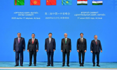 Photo fournie par le service de presse de la présidence kazakhe des dirigeants des cinq pays d'Asie centrale et le président chinois Xi Jinping à Astana, la capitale kazakhe, le 17 juin 2025 ( KAZAKHSTAN'S PRESIDENTIAL PRESS SERVICE / Handout )