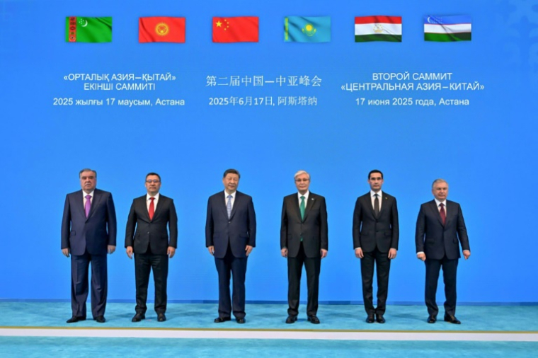 Photo fournie par le service de presse de la présidence kazakhe des dirigeants des cinq pays d'Asie centrale et le président chinois Xi Jinping à Astana, la capitale kazakhe, le 17 juin 2025 ( KAZAKHSTAN'S PRESIDENTIAL PRESS SERVICE / Handout )
