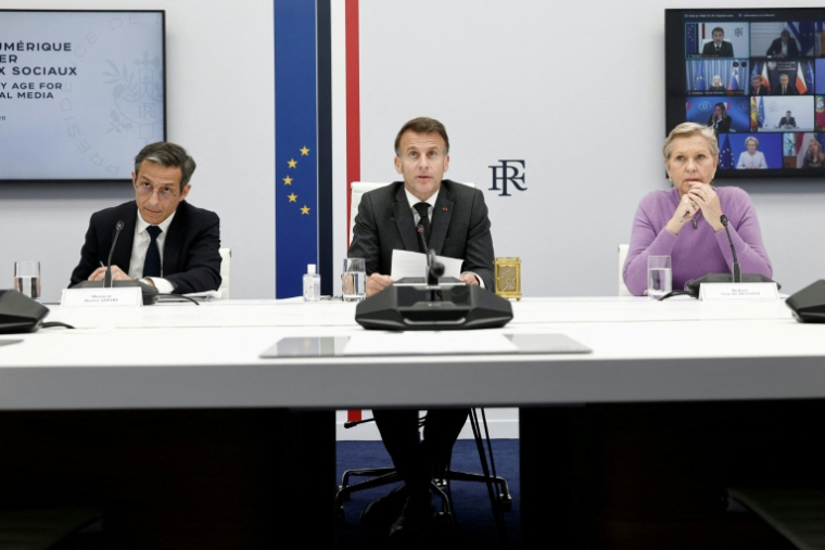 (g-d) Martin Ajdari, président de l'Arcom, le président Emmanuel Macron et Anne Le Henanff, secrétaire d'État chargée de l'intelligence artificielle, lors d'une visioconférence avec des dirigeants européens sur l'accès aux réseaux sociaux pour les enfants, le 16 avril 2026 à l'Elysée, à Paris ( POOL / Benoit Tessier )