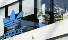 Photo d'archives du logo Adidas au siège de la société à Herzogenaurach, en Allemagne