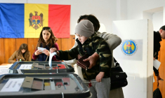 Dans un bureau de vote de Chisinau, le 28 septembre 2025 ( AFP / Daniel MIHAILESCU )