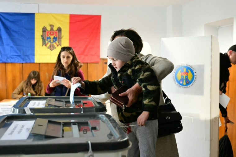 Dans un bureau de vote de Chisinau, le 28 septembre 2025 ( AFP / Daniel MIHAILESCU )