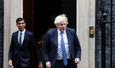 Boris Johnson et Rishi Sunak sortent de Downing Street, à Londres