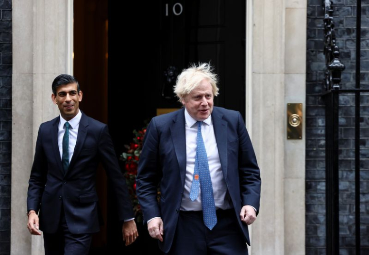 Boris Johnson et Rishi Sunak sortent de Downing Street, à Londres