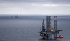 Des plates-formes pétrolières exploitées par la société Lukoil sont visibles sur le champ pétrolier de Korchagina, en mer Caspienne