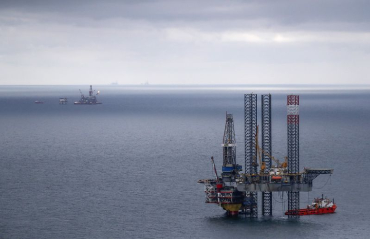 Des plates-formes pétrolières exploitées par la société Lukoil sont visibles sur le champ pétrolier de Korchagina, en mer Caspienne