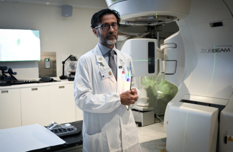 Le Pr Francesco Miccichè, chef du service de radiothérapie oncologique, à l'hôpital de l'île Tibérine, à Rome le 6 octobre 2026 ( AFP / Tiziana FABI )
