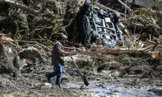 Recherces à Hunt, Texas, le 8 juillet 2025 ( AFP / RONALDO SCHEMIDT )