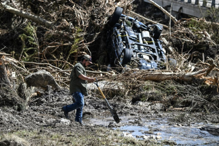 Recherces à Hunt, Texas, le 8 juillet 2025 ( AFP / RONALDO SCHEMIDT )