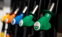 Le chef de file des industriels pétroliers anticipe une hausse "de l'ordre de 4 à 6 centimes par litre" liée à l'augmentation des CEE (illustration) ( AFP / SAMEER AL-DOUMY )