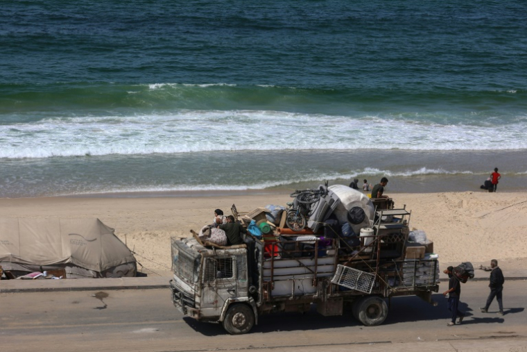 Des déplacés palestiniens à bord d'une camionnette à Nousseirat, le 2 octobre 2023 ( AFP / Omar AL-QATTAA )