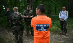 Des gendarmes et chasseurs recherchent Lyhanna, collégienne disparue dans le Gers, le 3 juin 2026 ( AFP / Matthieu RONDEL )
