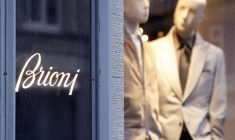 Le logo de l'entreprise est photographié devant un magasin Brioni à Zurich