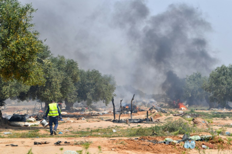 Les forces de l'ordre démantèlent un camp de fortune installé dans l'oliveraie d'Arselène ben Farhat, près d'El Amra, dans le centre-est de la Tunisie, le 5 avril 2025 ( AFP / FETHI BELAID )
