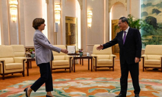 Le Premier ministre chinois Li Qiang et la ministre française des Affaires étrangères, Catherine Colonna, se serrent la main au Palais de l'Assemblée du peuple à Pékin