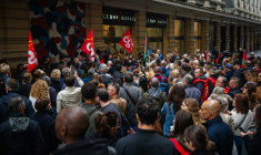 Des employés manifestent devant le  BHV Marais lors d'une grève pour pour dénoncer l'installation du géant asiatique du commerce en ligne Shein dans l'enceinte du grand magasin, le 10 octobre 2025 à Paris ( AFP / Dimitar DILKOFF )