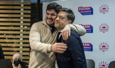 Le militant écologiste et anti-drogue Amine Kessaci (G) et le maire de Marseille, Benoit Payan, le 26 janvier 2026 à Marseille ( AFP / MIGUEL MEDINA )