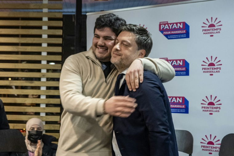 Le militant écologiste et anti-drogue Amine Kessaci (G) et le maire de Marseille, Benoit Payan, le 26 janvier 2026 à Marseille ( AFP / MIGUEL MEDINA )