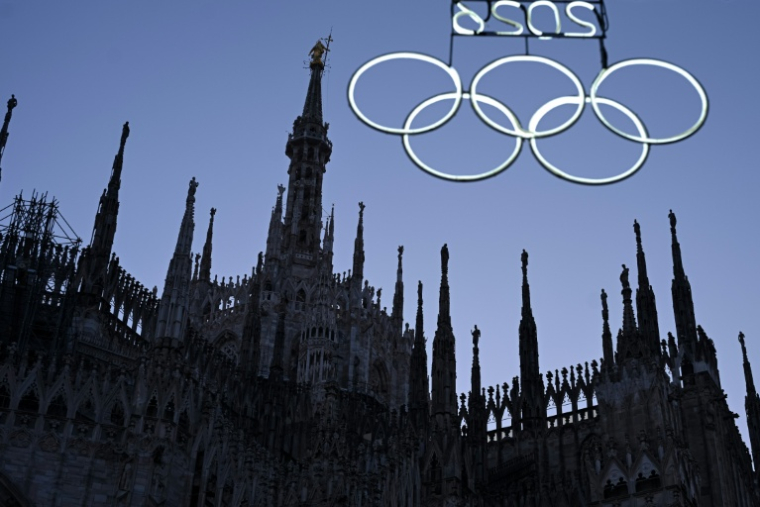 Des illuminations représentant les anneaux olympiques sur la place du Duomo, à Milan (Italie), le 26 janvier 2026, en amont des Jeux olympiques d'hiver de Milano- Cortina ( AFP / Piero CRUCIATTI )