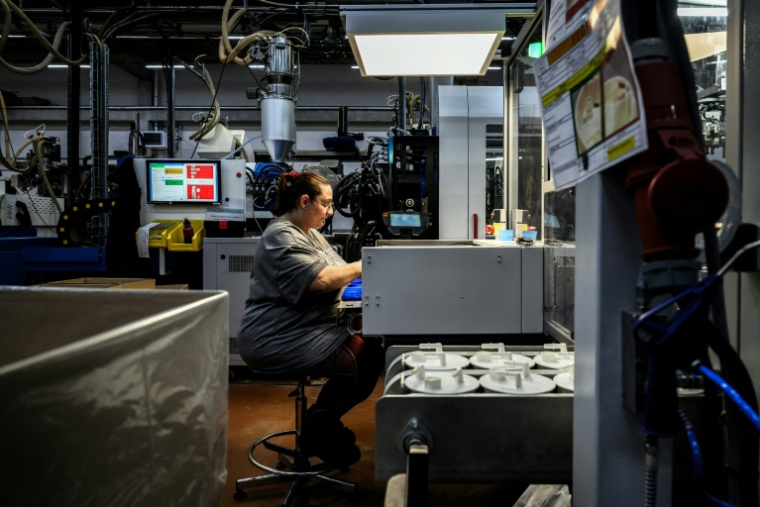 Une employée de l'usine Francia, spécialisée dans l'injection de plastique, le 16 avril 2026 à Bellignat, dans l'Ain  ( AFP / JEFF PACHOUD )