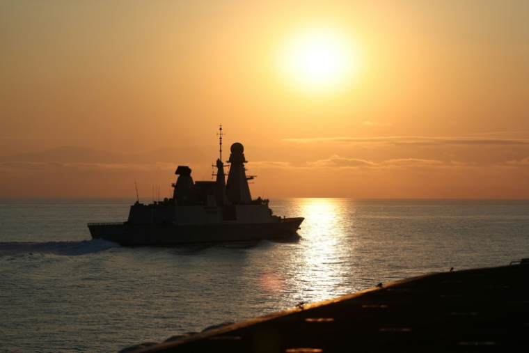 Vue d'une frégate d'escorte depuis le pont du porte-avions Charles-de-Gaulle, le 9 juillet 2026 au large de Bonifacio, à la pointe sud de la Corse  ( AFP / Pascal POCHARD-CASABIANCA )