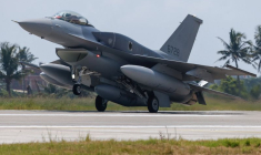 Un avion de chasse F-16V de Lockheed Martin atterrit à la base aérienne de Chihhang, à Taitung