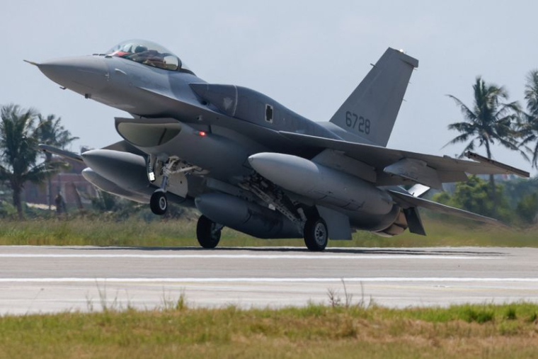 Un avion de chasse F-16V de Lockheed Martin atterrit à la base aérienne de Chihhang, à Taitung